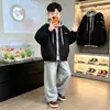 Chaqueta con capucha de dos piezas de imitación para niños, primavera y otoño, elegante y genial, nuevo modelo 2026, chaqueta de béisbol estilo coreano para niños mayores, moda urbana de moda para primavera
