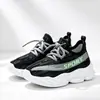 Novos Tênis Esportivos Infantis Primavera e Outono 2025 Sola Macia Moda Feminina Respirável Tecido Flyknit Coco Sapatos Brancos para Crianças de Tamanho Médio e Grande