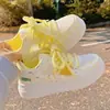 Zapatillas Blancas Únicas de Alta Apariencia con Suela Gruesa en Forma de Corazón para Mujer, Zapatos Casuales de Malla Primavera/Verano 2026, Zapatillas Versátiles de Moda para Estudiantes y Commuters