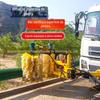 Máquina de limpeza de guarda-corpo montada em veículo Estrada de isolamento de isolamento de guarda-corpo de estrada Estrada de elevação de parede de isolamento de guarda-corpo ao longo do carro de escova de limpeza