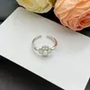 Novo Anel de Dedo de Trevo de Quatro Folhas com Pérola Estilo Dior/Dior para Primavera de 2025 Anel Aberto Ajustável para Mulheres de Alta Qualidade Leve Luxo