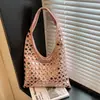 Nova Bolsa de Rebites com Alça Larga para Comércio Exterior, Tendência 2026 Grande Capacidade Simples Casual Texturizada Bolsa de Ombro Único para Axila Estilo Balde para Mulheres
