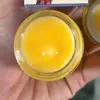 O Creme Miaojiang Tougu é um creme herbal tópico para aplicação nos ombros, pescoço, cintura e articulações dos joelhos, proporcionando alívio e cuidado corporal, disponível para pedidos personalizados.