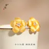 Pu Zuo Jiu no se desvanece aretes de flor pequeña dorada con trefilado de punto de arena dorada para mujer aretes de diseño minoritario de alta gama para novia