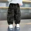 Pantalones Casuales Camuflados para Niños de Primavera y Otoño 2026 Nuevo Estilo Pantalones Deportivos Sueltos Atractivos para Niños Pantalones de Trabajo para Niños Pequeños