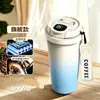 Taza mezcladora portátil a todo color, nueva taza de café eléctrica para preparar leche en polvo y leche de soja, vaso de agua con pajilla aislado