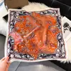 Lenço Floral de Seda Falsa Estilo 2026 para Mulheres, Elegante Acessório de Pescoço com Toque de Luxo, Lenço Decorativo, Lenço de Bolso para Lenço de Bolso no Atacado
