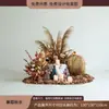 Escena de decoración de escaparate de tienda de ropa con flores de otoño, juncos, hierba y flores secas para una transmisión en vivo con temática femenina