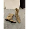 Botas Curtas Marrom Melard de Camurça com Salto Grosso para Mulheres, Temporada Outono e Inverno 2025, Efeito Emagrecedor, Adequadas para Combinar com Saias, Botas de Cano Médio, Botas Chelsea