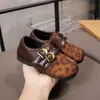 Correas para el pie retro versátiles y cómodas Estampado de leopardo Niñas Otoño 2026 Nuevo Birkenstock Casual para ir al trabajo Suela suave Ligeras Zapatos individuales