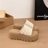 Sandalias de suela gruesa de estética sobria para mujer, verano, uso exterior, estilo coreano, modelo nuevo, con faldas, no cansan los pies, chanclas de playa