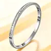 Pulseras Europeas y Americanas Transfronterizas de Acero Inoxidable Incrustadas de Diamantes, Pulseras Chapadas en Oro para Mujer, Pulseras Versátiles de Lujo Ligero Estilo Ins Completamente Incrustadas de Diamantes para Mujer al por Mayor
