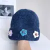Touca de Lã Fashion com Patch de Flor Doce para Mulheres Inverno Nova Versátil Casual de Tricô para Afastar o Frio e Manter Aquecido Touca de Puxar