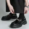 Sapatos de couro estilo britânico para negócios, modelo novo 2026 plus size para todas as estações, sapatos de couro de sola grossa da moda, mocassins para aumentar a altura para homens, tamanho 46