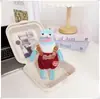 La ropa de los residentes de Bikini Bottom incluye peces geniales, peces flácidos, peces que se extienden planos, colgantes, llaveros, accesorios, monos y pantalones.