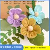 Decoración ambiental con flores y hojas de papel de seda en esquema de color Morandi para paredes de áreas temáticas en jardines de infancia y escuelas primarias