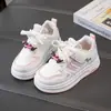 Zapatos para niñas, tenis infantiles, nuevos de primavera 2026, zapatos deportivos casuales versátiles, zapatos blancos antideslizantes de suela blanda para niños