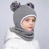 Gorro de punto liso para niños de otoño e invierno, lindo gorro de una pieza tejido para bebé con protección para las orejas, unisex con dos pompoms