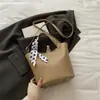 Bolsa Balde Simples de Mão Estilo Japonês para Mulheres Outono/Inverno 2025 Nova Bolsa de Ombro com Lenço Costurado Bolsa Transversal para o Dia a Dia