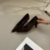 Sapatos de Salto Alto Elegantes em Camurça Femininos 2026 Outono/Inverno Novo Estilo Versão em Pele de Cordeiro Bico Fino Salto Agulha Versátil para o Trabalho Sapatos Individuais