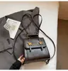 Mochila de Mano Retro de Alta Calidad para Mujer Otoño e Invierno 2026 Nueva Bolsa de Viaje para Estudiantes Bolso Cruzado Versátil de un Solo Hombro