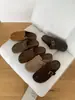 Medias zapatillas cerradas de suela gruesa estilo coreano para mujer, nuevo modelo otoño 2026, sandalias de dedo partido sintéticas para adultos, en stock para pedidos al por mayor