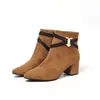 Botas curtas femininas versáteis estilo europeu e americano com fivela de metal, botas marrons resistentes ao desgaste para o verão que aumentam a altura, botas de moda com zíper para o dia a dia