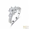 Anillo de Plata de Ley S925 con Moissanita Forma de Huevo Cuatro Garras Anillo de Plata S925 Banda Cerrada Anillo para Mujer Nicho Sensación de Alta Gama