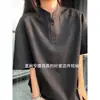 Camiseta Henley Blanca-Gris Estilo Americano de Manga Corta para Hombre, Temporada de Primavera, Camiseta Básica Resistente Desestructurada de Manga Media con Cuello Alto