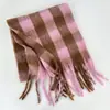 Bufanda a cuadros degradados bestseller transfronteriza para mujer, calentador de cuello engrosado para otoño e invierno, chal grande, doble uso, disponible directamente de fábrica, pedidos personalizados disponibles