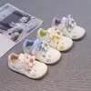 Tênis Feminino com Decoração de Flores 2026 Primavera/Outono Novo Infantil Solado Macio Confortável Tênis Forrest Gump Feminino Tênis de Solado Macio