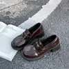 Zapatos de cuero negros para mujer estilo británico retro de tacón grueso y suela gruesa, nuevo modelo de verano 2026, mocasines versátiles para combinar con faldas