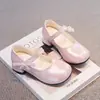 Sapatos de Couro para Meninas 2026 Nova Coleção Primavera e Outono Sapatos de Princesa Infantis Sola Macia Sapatos Mary Jane Simples para Bebês Sapatos de Performance