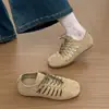 Sapatos Femininos Europeus 2026 Sandálias de Primavera Couro Macio Fosco Retrô Bico Redondo Cadarço Vazado Plano Confortáveis Sapatos Individuais para Mulheres