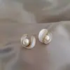 Versão coreana estilo TikTok de brincos de pérola populares para mulheres, luxo leve com sensação de alta qualidade, brincos versáteis de nicho, acessórios de orelha elegantes e modernos