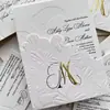 Convites de casamento elegantes e estilosos com relevo floral 3D e iniciais em folha de ouro, feitos sob medida pela fábrica