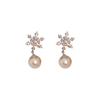 Pendientes de plata con circonitas superbrillantes y copos de nieve, con perla y ambiente navideño, elegantes pendientes con clip, ligeros, de lujo y personalizados.