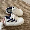 Tênis Feminino Branco Puro Confortável com Solado Grosso Cadarço 2026 Primavera e Outono Novo Estilo Universitário Versátil Calce Fácil Respirável Sapatos Esportivos