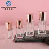 En stock botella de vidrio transparente de 20 ml con pétalos botella con dispensador de bomba de 30 ml para viajes botella decantadora de cuidado de la piel portátil