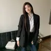 Foto real del nuevo diseño de otoño 2026: chaqueta tipo blazer casual clásica, elegante, de corte holgado para mujer