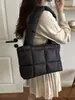 Bolso de mano con chaqueta de algodón plumón estilo europeo, diseño de nicho para mujer, nuevo para invierno, bolso de un solo hombro, moda trendy, bolso a cuadros para debajo del brazo