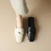 Fornecimento direto da fábrica de uma geração de cabelo ~ novos chinelos quadrados retrô Baotou meio fechados para mulheres, estilo casual para uso externo