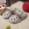 Nuevas y elegantes pantuflas de algodón con estampado de leopardo moteado para mujer, perfectas para otoño e invierno, versátiles para ir al trabajo, con forro polar añadido para mayor calidez y suelas antideslizantes, ideales como pantuflas posparto