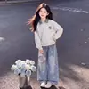 2026 Conjunto de Jeans con Top de Retazos a Cuadros Falso de Dos Piezas, Diseño de Lazo, Tallas Mediana y Grande para Niña