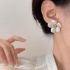 Pendientes de estilo francés con perlas de imitación y flores blancas para mujer, ligeros, lujosos, elegantes, de alta gama, exquisitos y distintivos, accesorios para las orejas.