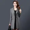 Atacado transfronteiriço de roupas de outono e inverno: casaco de lã feminino de comprimento médio com bolsos de botão, sobretudo de lã elegante e que marca a cintura