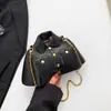 Bolsa Feminina de Design Nicho Estilo Coreano Criativa 2025 Nova Bolsa Transversal com Corrente Simples Distinta Padrão Lichia Bolsa de Roupa