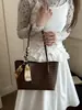 2026 Verano Nuevo Bolso Tote de Gran Capacidad para Viajar Simple Versátil Bolso de Hombro Único Moda Tendencia Temperamento al por Mayor Bolsos para Mujer