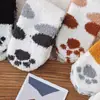 Calcetines de suelo para casa de felpa de coral con garra de gato de la suerte bordada de dibujos animados sin pelo, calcetines de dormir cálidos de medio terciopelo para otoño e invierno