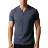 2026 Comercio Exterior Transfronterizo Camiseta de Manga Corta para Hombre con Cuello en V de Algodón y Lino Camiseta de Lino para Hombre Delgada Ajustada de Color Sólido con Dos Botones